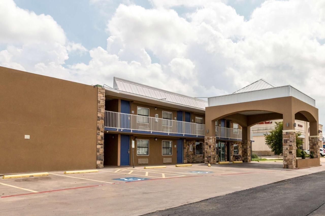 Econo Lodge *
