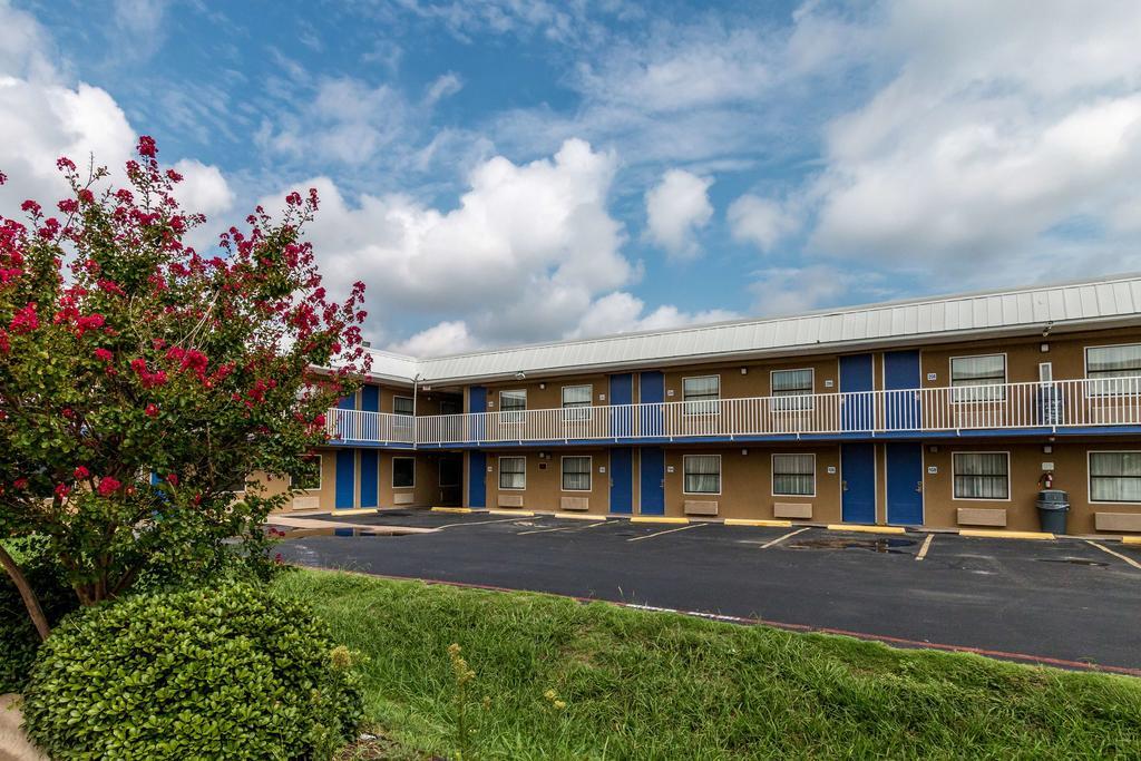 Econo Lodge *